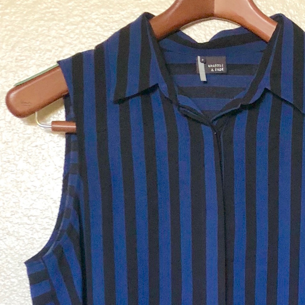 ❌SOLD❌ Urban Outfitters striped button up top - Picture 2 of 4